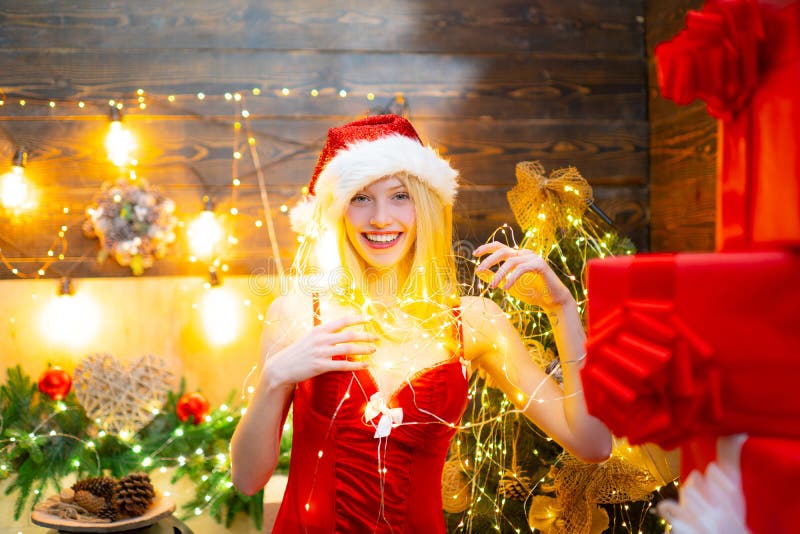Porción de luces Paz y alegría del amor por año entero Fiesta de Navidad del sombrero de santa de la muchacha La muchacha celebra fotografía de archivo libre de regalías Porción de luces Paz y alegría del amor por año entero Fiesta de Navidad del sombrero de santa de la muchacha La muchacha celebra fotografía de archivo libre de regalías