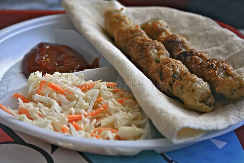 Porción de Lula-kebab en pita del trigo fotografía de archivo Porción de Lula-kebab en pita del trigo fotografía de archivo