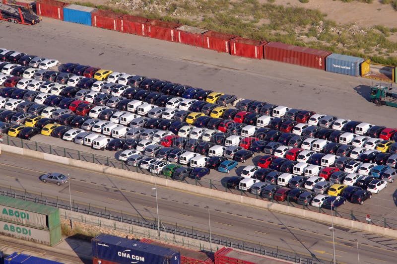 Porción de muchos coches para la venta o el envío en el puerto de Barcelona, España imagen de archivo libre de regalías Porción de muchos coches para la venta o el envío en el puerto de Barcelona, España imagen de archivo libre de regalías