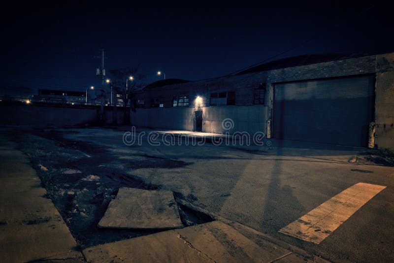 Porción vacía asustadiza oscura en la noche con la puerta y el almacén bloqueados foto de archivo Porción vacía asustadiza oscura en la noche con la puerta y el almacén bloqueados foto de archivo