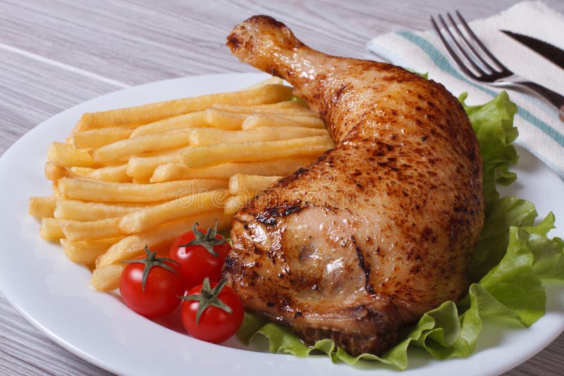 Porcja francuz smaży z kurczak nogi zakończeniem