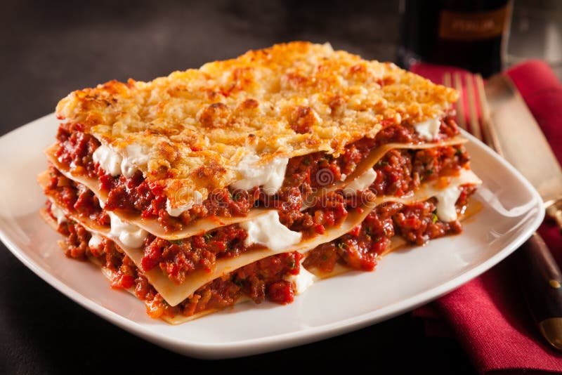 Porcja korzenny wołowiny lasagne w restauraci zdjęcie royalty free
