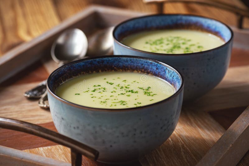 Porree- und Kartoffelsahnesuppe mit Käse lizenzfreies stockbild Porree- und Kartoffelsahnesuppe mit Käse lizenzfreies stockbild