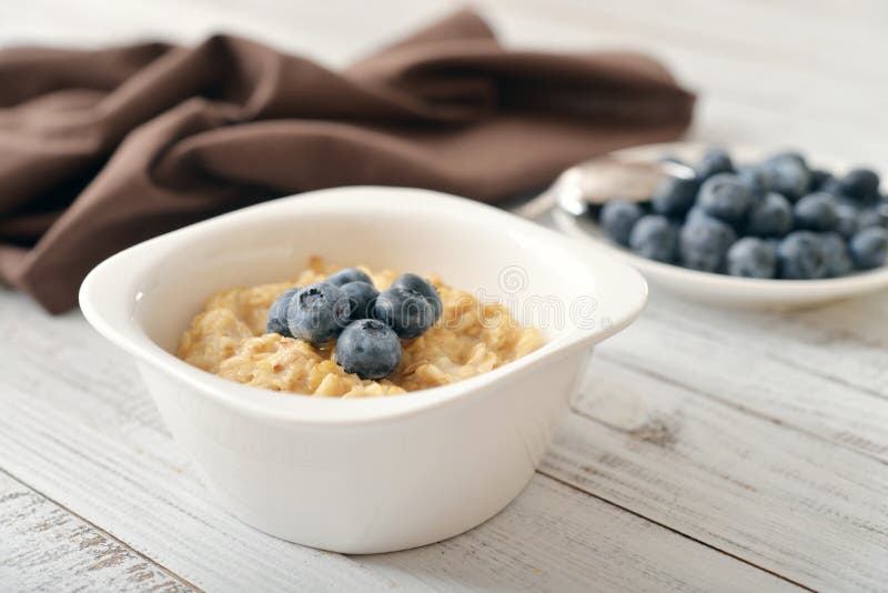 Porridge con il mirtillo fresco immagini stock