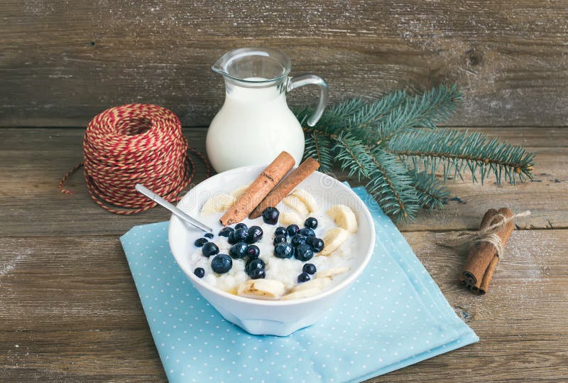 Porridge del riso con latte, cinamon, la banana ed il mirtillo con Chri immagine stock Porridge del riso con latte, cinamon, la banana ed il mirtillo con Chri immagine stock