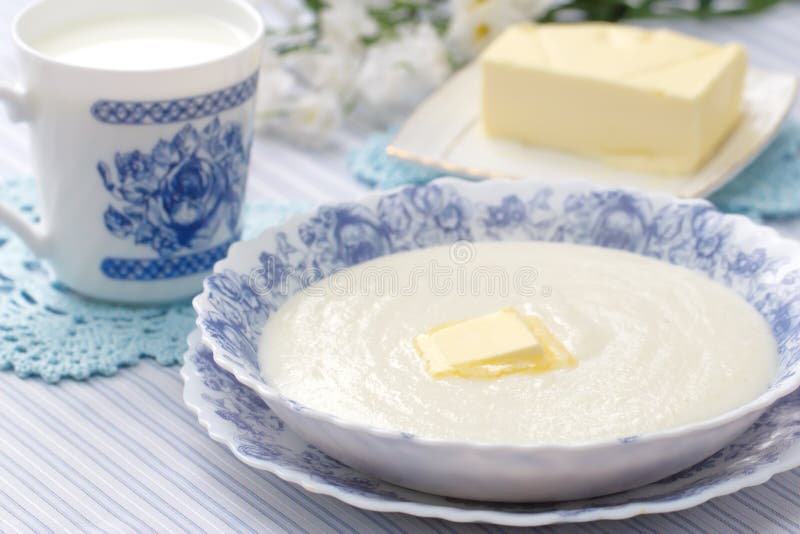 Porridge del semolino con burro e latte freschi fotografia stock libera da diritti Porridge del semolino con burro e latte freschi fotografia stock libera da diritti