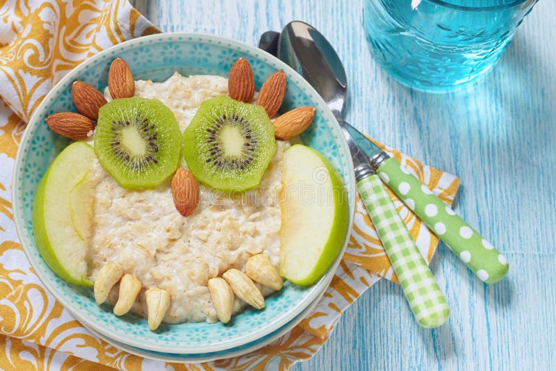 Porridge della prima colazione dei bambini immagine stock Porridge della prima colazione dei bambini immagine stock