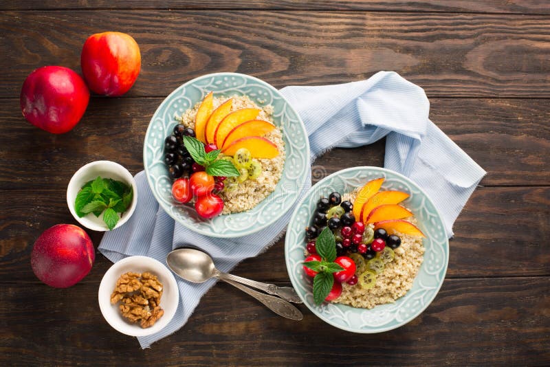 Porridge della quinoa con la frutta fresca immagine stock libera da diritti Porridge della quinoa con la frutta fresca immagine stock libera da diritti
