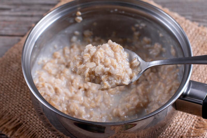 Porridge di avena in un ceppo fotografia stock libera da diritti Porridge di avena in un ceppo fotografia stock libera da diritti
