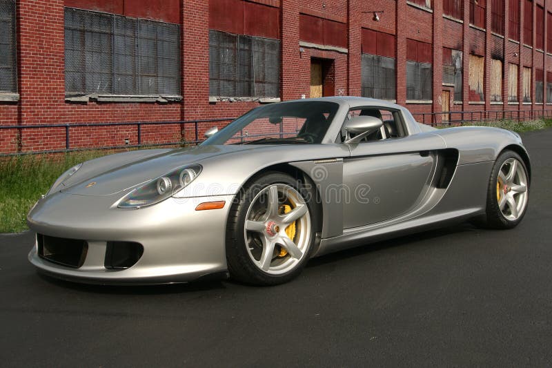 Porsche carrera gt estacionada em frente ao prédio imagem de stock