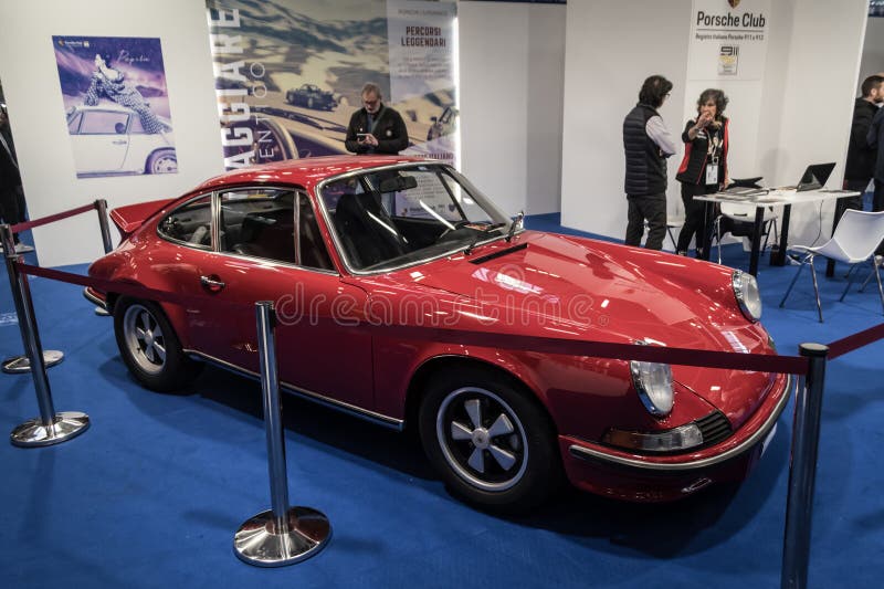 Porsche 911 rs 27 carrera em auto e moto depoca ologna 2024. Uma carrera vermelha 911 rs 27 em auto e moto depoca ologna 2024