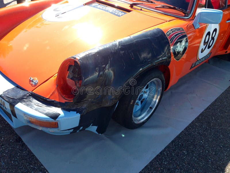 Porsche 911 RSR verpletterde en herstelde met Buisband stock afbeeldingen Porsche 911 RSR verpletterde en herstelde met Buisband stock afbeeldingen