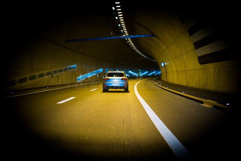 Porsche suv de conducción rápida en un largo túnel austriaco imagen de archivo libre de regalías