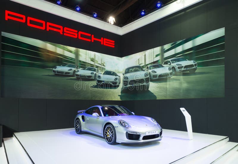 Porsche 911 Turbo S auf Anzeige stockfotografie Porsche 911 Turbo S auf Anzeige stockfotografie
