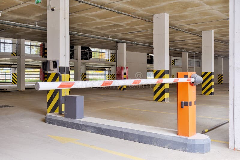 Portão Automático De Barreira à Entrada Do Estacionamento Do Carro Foto de  Stock - Imagem de seguro, protetor: 233894894