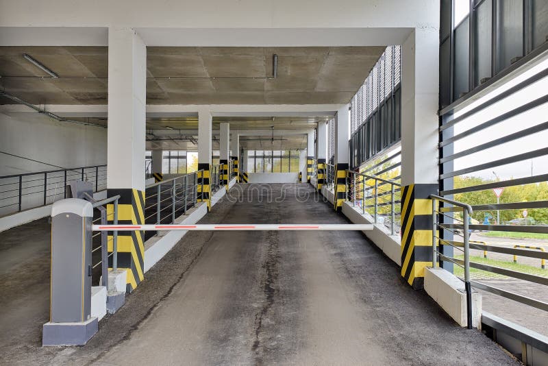 Portão Automático De Barreira à Entrada Do Estacionamento Do Carro Foto de  Stock - Imagem de seguro, protetor: 233894894