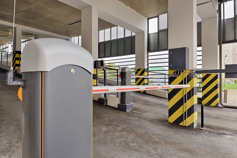 Portão Automático De Barreira à Entrada Do Estacionamento Do Carro Foto de  Stock - Imagem de seguro, protetor: 233894894