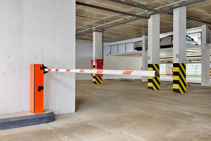 Portão Automático De Barreira à Entrada Do Estacionamento Do Carro Foto de  Stock - Imagem de seguro, protetor: 233894894