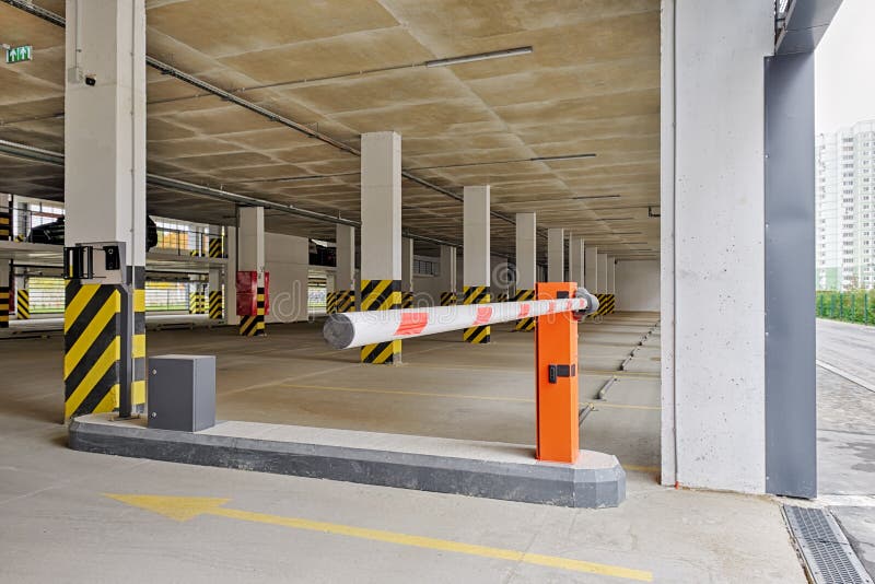 Portão Automático De Barreira à Entrada Do Estacionamento Do Carro Foto de  Stock - Imagem de seguro, protetor: 233894894