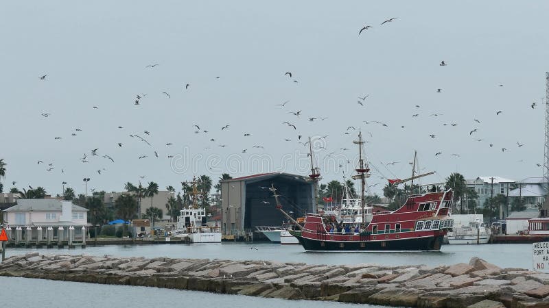 Port Aransas, TX - 6 Februari 2015: Det turist- utfärdfartyget lämnar marina på en mulen dag