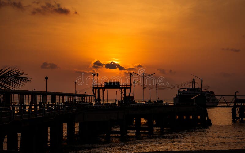 Port av färjan i Kohsamuien, Thailand royaltyfria foton Port av färjan i Kohsamuien, Thailand royaltyfria foton