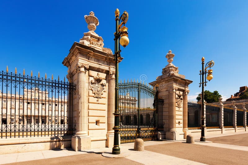 Port av Royal Palace. Madrid arkivbilder