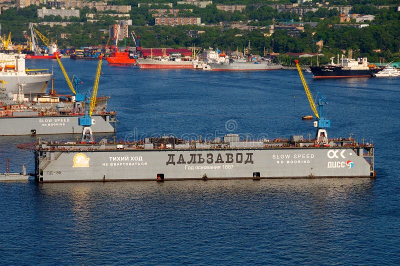 Port av Vladivostok den guld- horn- fjärden som svävar skeppsdockan arkivfoto Port av Vladivostok den guld- horn- fjärden som svävar skeppsdockan arkivfoto