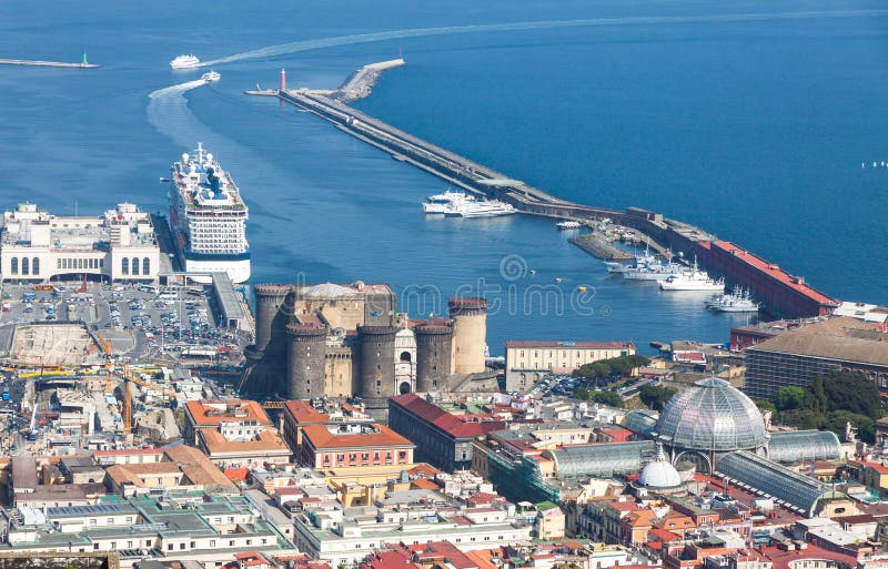 Port, Castel Nuovo och Galleria Umberto I i Naples, Italien arkivfoto Port, Castel Nuovo och Galleria Umberto I i Naples, Italien arkivfoto