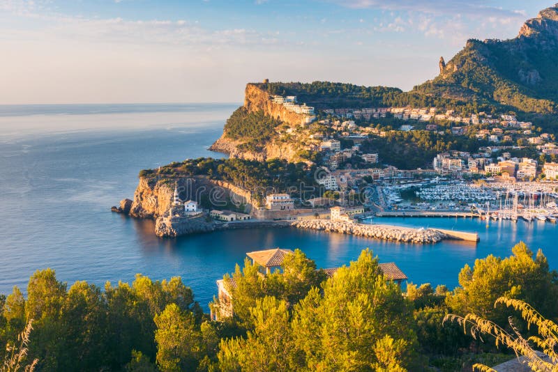 Port de Soller Mallorca bei Sonnenuntergang stockbild Port de Soller Mallorca bei Sonnenuntergang stockbild