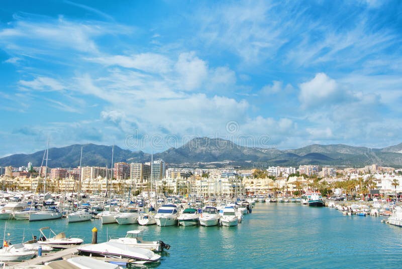 Port de sport de marina de Benalmadena Puerto, une vue aux piliers avec le blanc photos stock Port de sport de marina de Benalmadena Puerto, une vue aux piliers avec le blanc photos stock