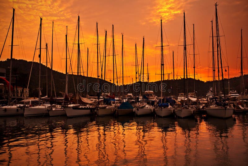 Port de yacht au-dessus de coucher du soleil orange
