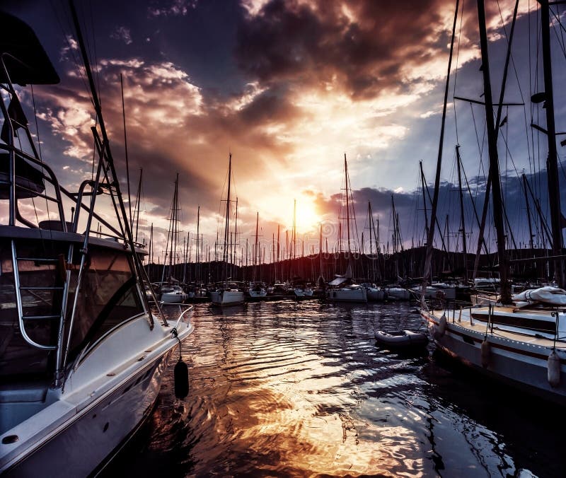 Port de yacht sur le coucher du soleil dramatique