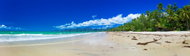 Port Douglas una spiaggia da quattro miglia ed oceano il giorno soleggiato, Queensland