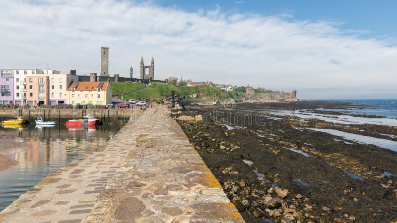 Port et horizon avec des ruines de Saint Andrews, Ecosse photo libre de droits Port et horizon avec des ruines de Saint Andrews, Ecosse photo libre de droits