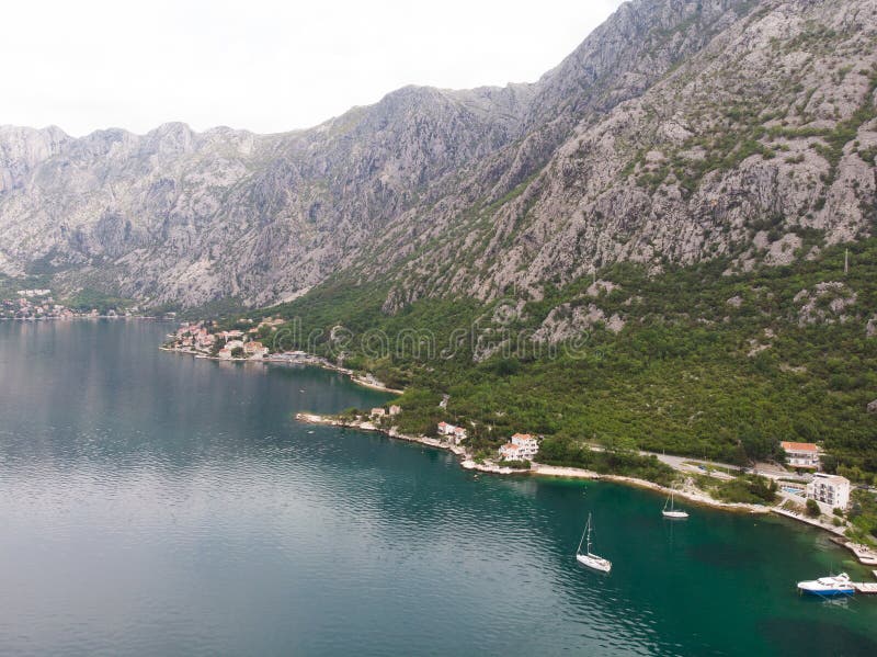 Port et petite ville de vue a?rienne ? la baie ( de Boka Kotor ; Boka Kotorska) ; , Mont?n?gro, l'Europe photo stock Port et petite ville de vue a?rienne ? la baie ( de Boka Kotor ; Boka Kotorska) ; , Mont?n?gro, l'Europe photo stock