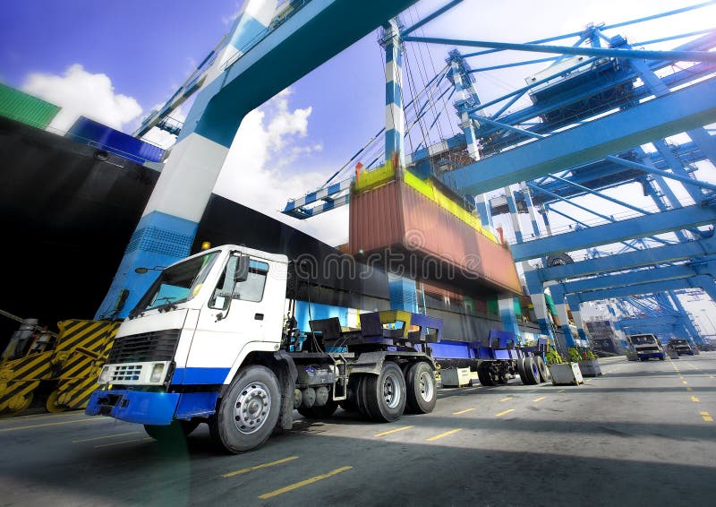 Trailer di caricare container di spedizione occupato il porto.