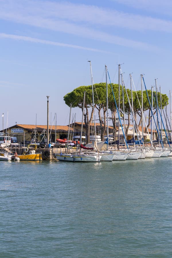 Port för segelbåt på sjön Garda, Desenzano, Italien royaltyfri foto Port för segelbåt på sjön Garda, Desenzano, Italien royaltyfri foto