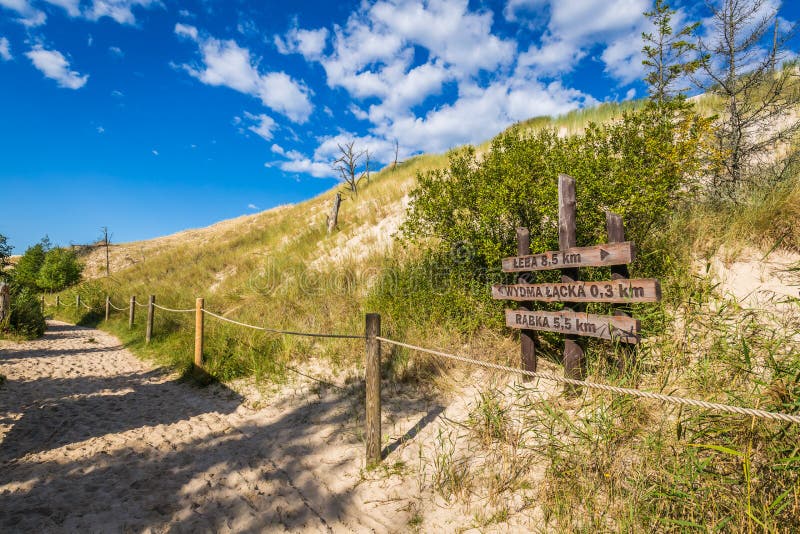 Port för turist- tecken för slinga för sanddyn trätill Wydma Lacka - Slowi fotografering för bildbyråer Port för turist- tecken för slinga för sanddyn trätill Wydma Lacka - Slowi fotografering för bildbyråer
