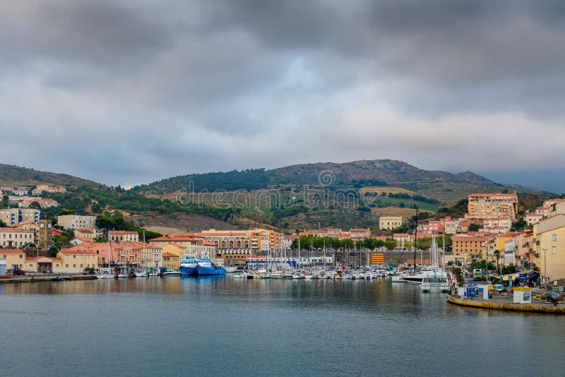 Port i miasto portvendres rano we francji zdjęcia royalty free