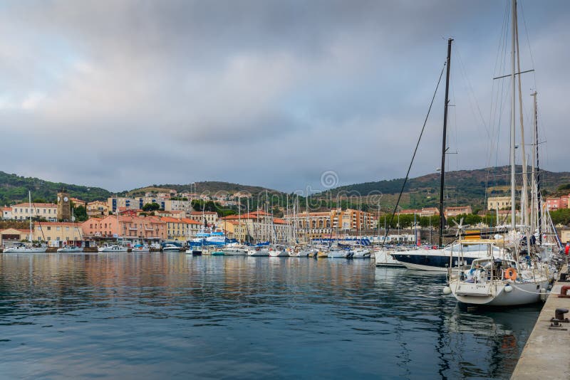 Port i miasto portvendres rano we francji obrazy stock