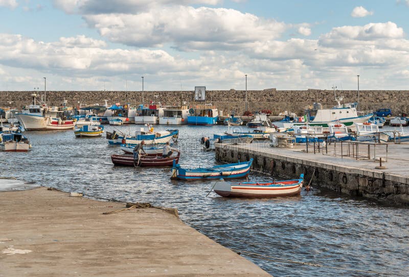 Port Isola delle Femmine lub wyspa kobiety z ?odziami rybackimi i rybakami przy prac?, prowincja Palermo, Sicily, W?ochy obraz stock Port Isola delle Femmine lub wyspa kobiety z ?odziami rybackimi i rybakami przy prac?, prowincja Palermo, Sicily, W?ochy obraz stock