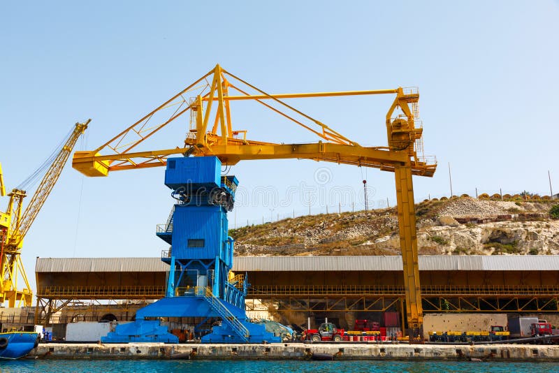 Port la gru del carico nel porto dei cantieri navali di Malta fotografia stock libera da diritti Port la gru del carico nel porto dei cantieri navali di Malta fotografia stock libera da diritti