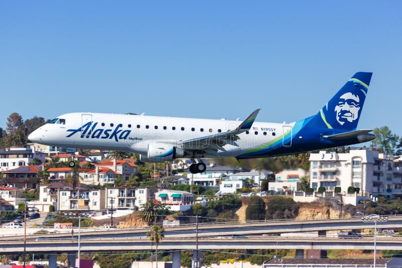 Port lotniczy Alaska Airlines Skywest Embraer ERJ 175 zdjęcie royalty free Port lotniczy Alaska Airlines Skywest Embraer ERJ 175 zdjęcie royalty free