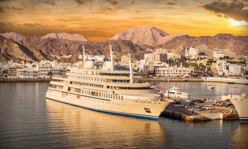 Port muszkat w Oman z statkami przy zmierzchem zdjęcia stock Port muszkat w Oman z statkami przy zmierzchem zdjęcia stock