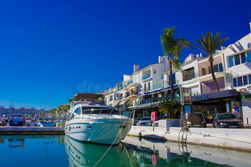 LIFESTYLE – Rolls Royce chose Marbella – Puerto Banús to present