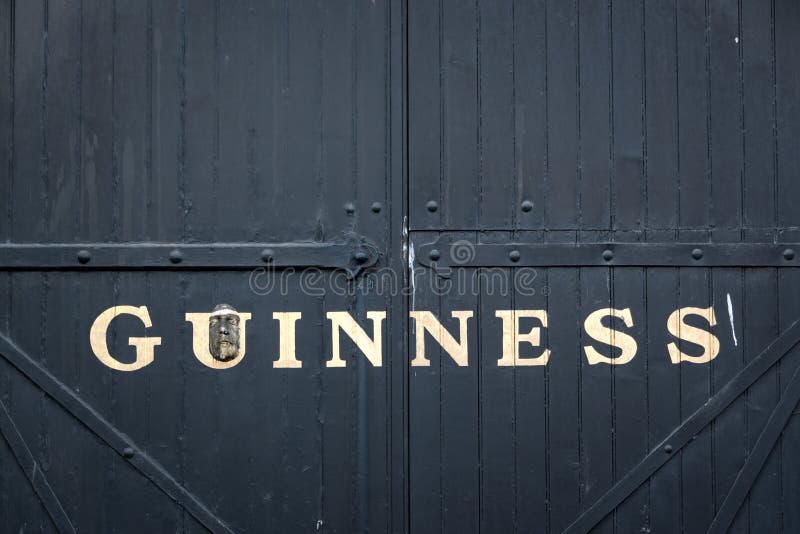 Port på det Guinness magasinbryggeriet i Dublin royaltyfri fotografi