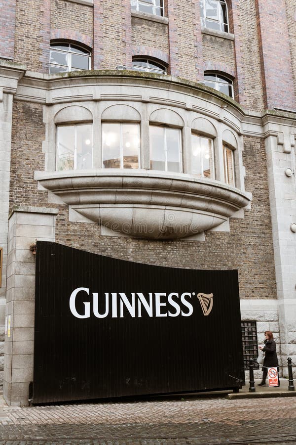 Port på det Guinness magasinet, bryggerierfarenheten som berättar sagan av berömt öl för Irland ` s på porten för St James ` s arkivbilder