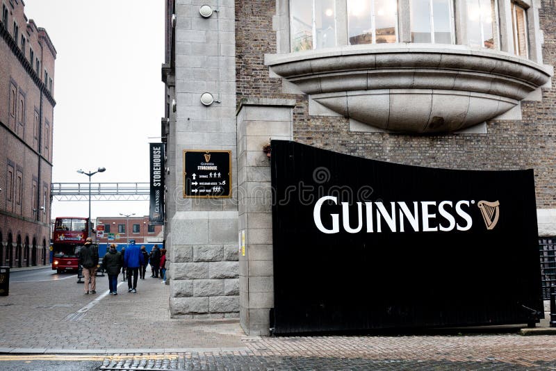 Port på det Guinness magasinet, bryggerierfarenheten som berättar sagan av berömt öl för Irland ` s på porten för St James ` s royaltyfri bild