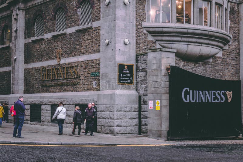 Port på det Guinness magasinet, bryggerierfarenheten som berättar sagan av berömt öl för Irland ` s på porten för St James ` s royaltyfria foton