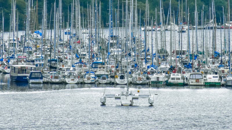 Port serré des bateaux de sports de rivière photographie stock libre de droits Port serré des bateaux de sports de rivière photographie stock libre de droits